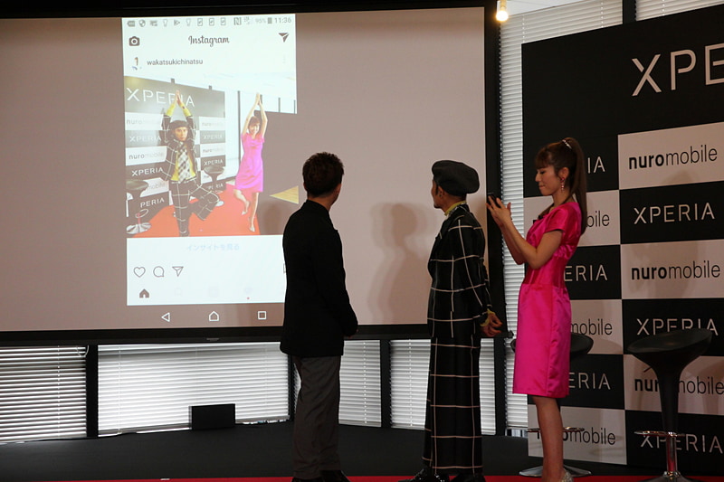 ヨガのポーズでカメラの画質をチェック