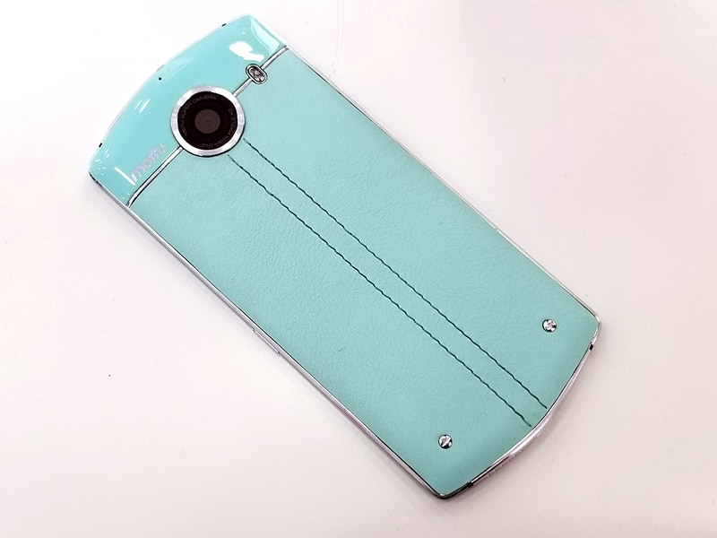 前モデルの「V4」。背面はアンテナ回りが樹脂製だ