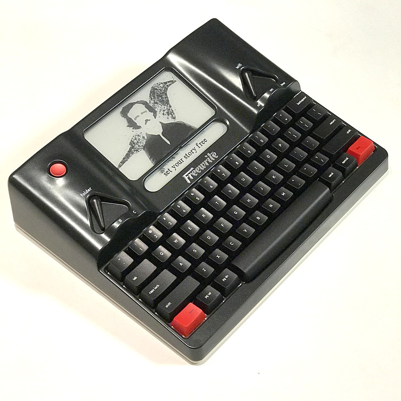 斜めから見るときわめてフォトジェニック。赤と黒のコンビネーションが抜群だ