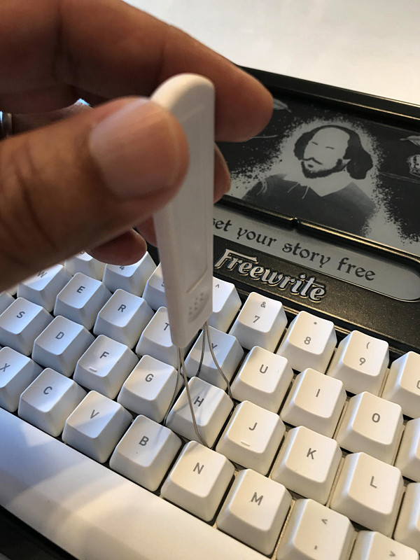 キープラーで左右でも上下でもキートップを挟んで……