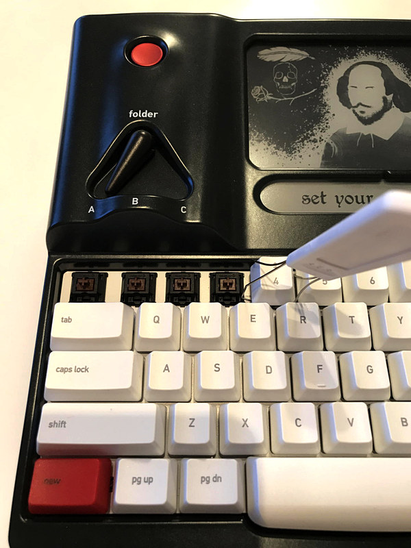 少しひねって引き抜くだけで簡単に取り外せる