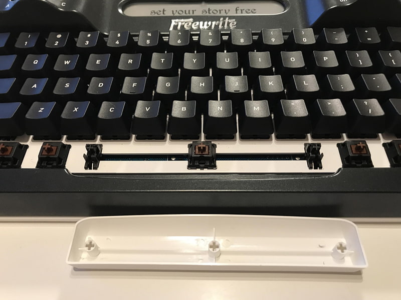 スペースバークラスの幅になると3本の足で結合しているので、左右のキートップを引き抜いた上、指先で引き上げた方がトラブルは少ない