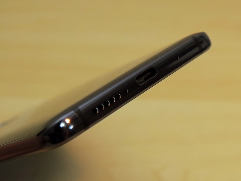 下面にはUSB Type-C外部接続端子を備える。3.5mmイヤホンマイク端子は廃止されている