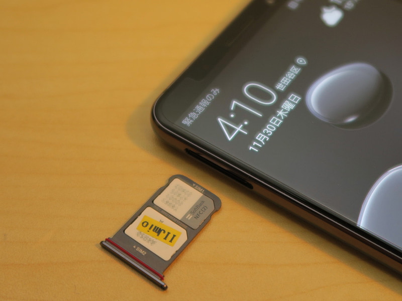 デュアルSIM＆デュアルスタンバイに対応。SIMカードはnanoSIMを採用し、左側面にトレイを備える