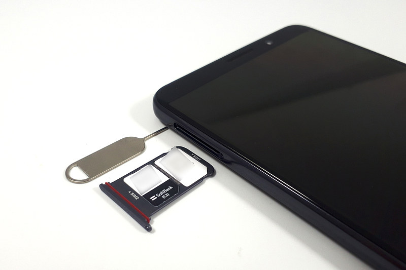 SIMスロットはnanoSIM×2、LTEの同時待ち受けも可能