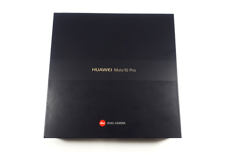 付属品はクリアケース、SIM取り出しピン、USB Type-C接続端子ステレオイヤホン、USBケーブル。そのほか、取扱説明書やACアダプター、USB Type-C⇔3.5mmヘッドホンジャック変換コネクタも付属する