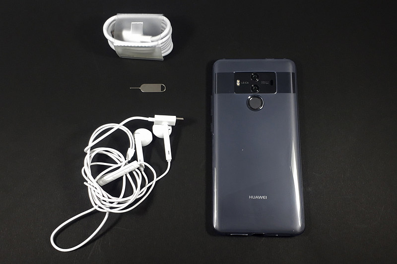 付属品はクリアケース、SIM取り出しピン、USB Type-C接続端子ステレオイヤホン、USBケーブル。そのほか、取扱説明書やACアダプター、USB Type-C⇔3.5mmヘッドホンジャック変換コネクタも付属する