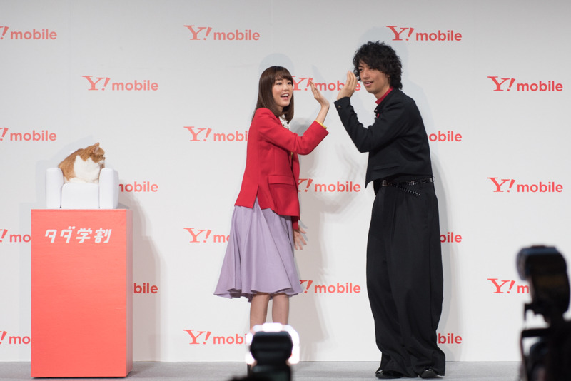 桐谷美玲と斎藤 工が新CM「双子ダンス部」篇のダンスを披露