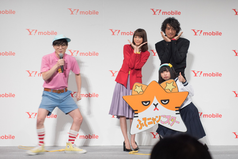 新CM「リズム縄跳び部」篇の発表では、テレビCM初出演というにゃんこスターの二人も登場した