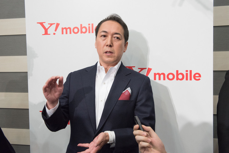 囲み取材に応じる寺尾氏