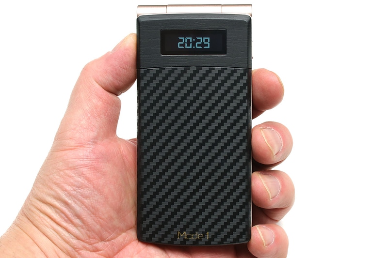 ピーアップの「Mode1 RETRO MD-02P」。一見、二つ折りのフィーチャーホンですが、OSはAndroid 7.0。もちろんGoogle Playからアプリをインストールできます。SIMロックフリーの端末で、SIMサイズはnanoSIM。NTTドコモとソフトバンクのネットワークに対応しています。ディスプレイは3.5インチWVGA(800×480ピクセル)のIPS液晶で、もちろんタッチ操作可能。内蔵ストレージは16GB、外部ストレージは32GBまでのmicroSDに対応。画面にタッチして操作できるほか、テンキーなどの物理キーでも操作できる、ガラケー・スタイルのスマートフォンというわけです。カラーはブラックのほかホワイトがあります。