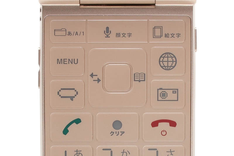 下部にある物理ボタンがAndroidスマートフォンのショートカットボタンとして機能します。テンキー上部はアプリや機能へのショートカットで、最上段は左から、アルバム、Google音声検索(音声認識)、タスクマネージャー。その下の段の左右4つのキーは、左上(MENU)がアプリ一覧、右上(地球マーク)がWebブラウザ、左下(フキダシ)がマルチキー(短押しで登録アプリ起動/長押しで好みのアプリを登録)、右下がカメラ機能の起動。中央の4方向キーは、左が着信履歴表示、右が連絡先表示、中央ボタンはアプリ一覧となっています。その下のクリアボタンは「戻る」や「通知表示」などに使えます。