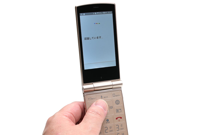 上段中央のボタンを押せばGoogle音声検索が機能します。「OK、Google」と言わずにボタンを押すだけで使えるので、より手軽＆気軽にGoogle音声検索を使うことができます。あるいは、テンキーを押せば電話機能への番号入力となりますので、電話機能を呼び出すというステップを省いて電話をかけることができます。