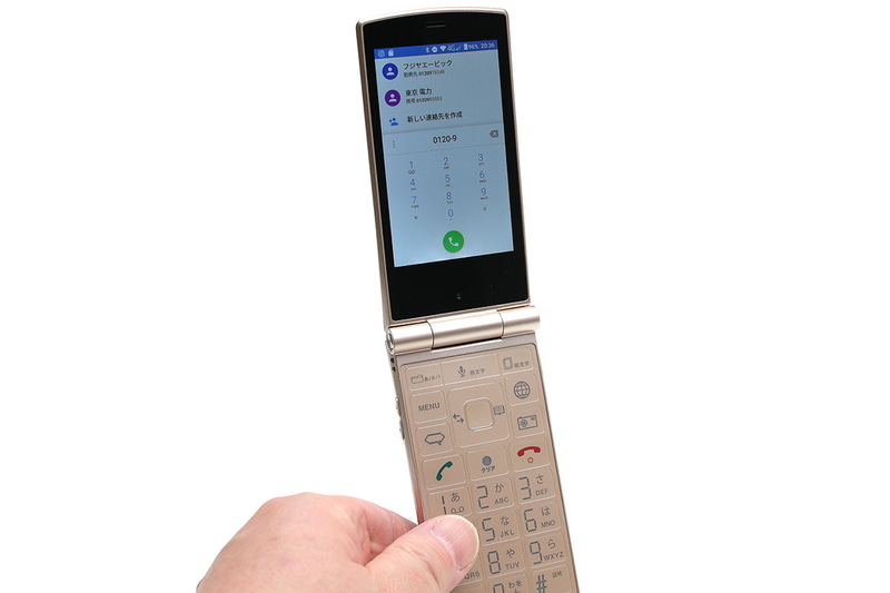 上段中央のボタンを押せばGoogle音声検索が機能します。「OK、Google」と言わずにボタンを押すだけで使えるので、より手軽＆気軽にGoogle音声検索を使うことができます。あるいは、テンキーを押せば電話機能への番号入力となりますので、電話機能を呼び出すというステップを省いて電話をかけることができます。