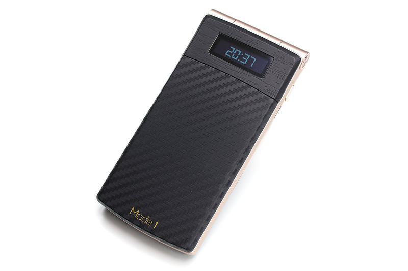 背面サブディスプレイの表示例。時刻をはじめ、ちょっとした情報が表示されます。ただ、着信時に相手の番号が出なかったり、着信があった場合は現在時刻が表示できないなど、あくまでも「サブ」のディスプレイという感じ。