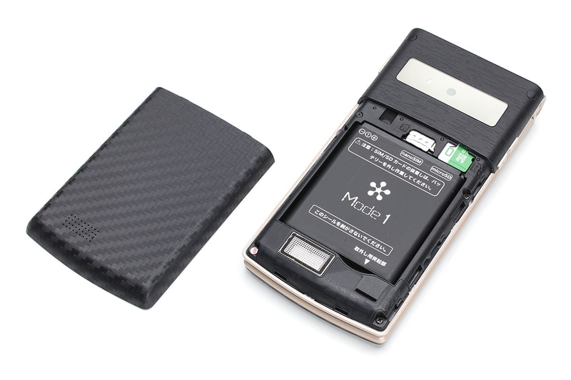 本体背面のカバーを外すと電池交換できます。ただし、SIMカードやmicroSDカードの脱着時は電池を外す必要があります（電源はいったんオフ/電池再装着後に端末は再起動）。