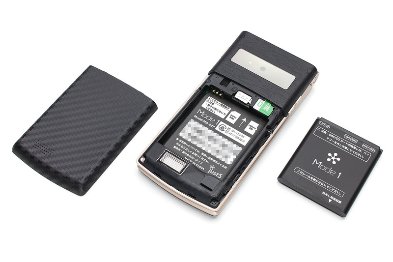 本体背面のカバーを外すと電池交換できます。ただし、SIMカードやmicroSDカードの脱着時は電池を外す必要があります（電源はいったんオフ/電池再装着後に端末は再起動）。