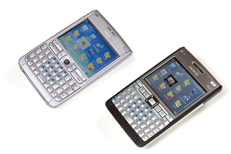 左写真のシルバーの端末がノキア「E61」（隣は「E61i」）。中央写真はノキア「E90 Communicator」。右写真はブラックベリー「BlackBerry Bold」で、キーボードとトラックボールを搭載していました。物理キーボード内蔵端末がけっこーあったんですネ、一昔前は。