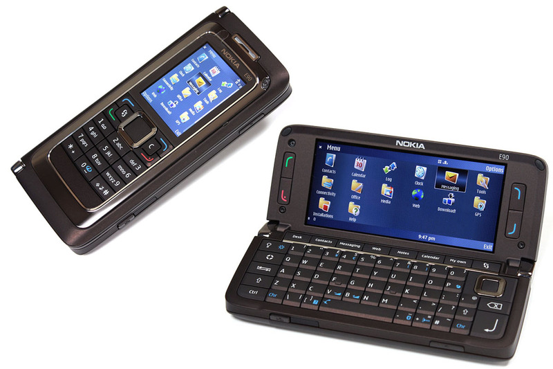 左写真のシルバーの端末がノキア「E61」（隣は「E61i」）。中央写真はノキア「E90 Communicator」。右写真はブラックベリー「BlackBerry Bold」で、キーボードとトラックボールを搭載していました。物理キーボード内蔵端末がけっこーあったんですネ、一昔前は。