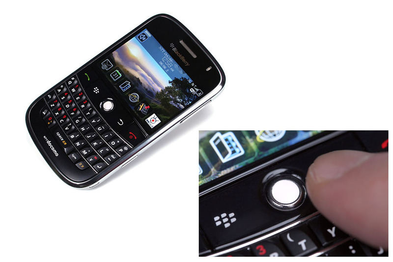 左写真のシルバーの端末がノキア「E61」（隣は「E61i」）。中央写真はノキア「E90 Communicator」。右写真はブラックベリー「BlackBerry Bold」で、キーボードとトラックボールを搭載していました。物理キーボード内蔵端末がけっこーあったんですネ、一昔前は。