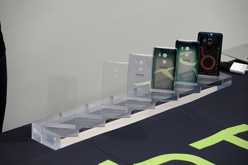 ガラスから整形するU11の背面パネルを段階的に見せたもの