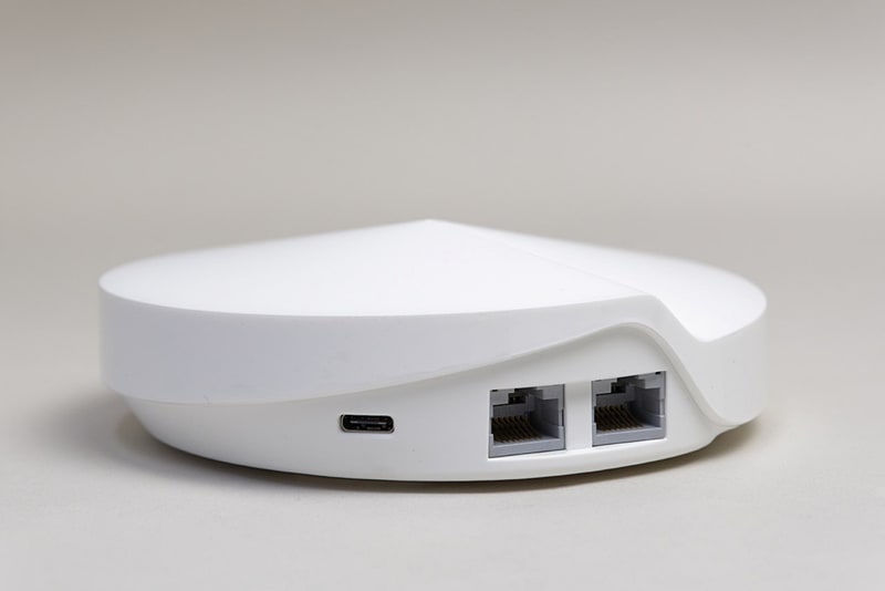 ギガビット対応LANポートは1台につき2つ。どちらのポートも、モデムからの入力と外部LAN機器とを意識することなく接続できる