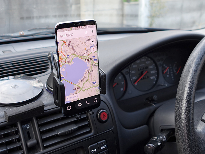 ダッシュボード用のホルダーも導入。Amazonで売っていた廉価な品ですが、Galaxy S8との相性はなかなか