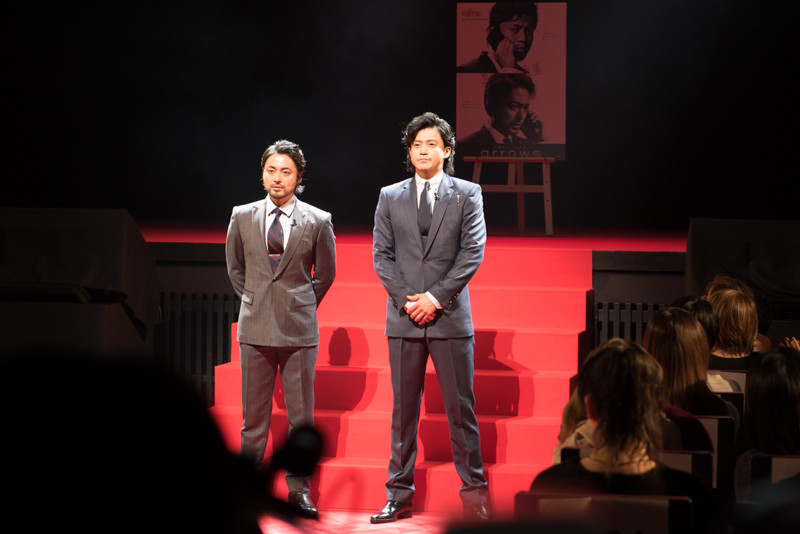 ファンも招待されていたとあって、華々しくレッドカーペットを歩いて壇上に上った山田孝之（左）と小栗旬（右）