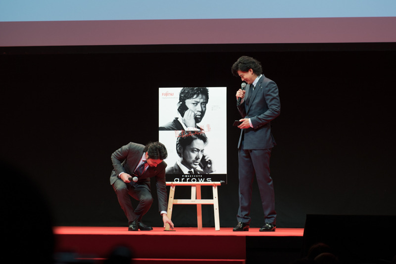 端末を渡されてすぐに落としてしまう山田孝之。もちろん台本通りだが、この後アドリブで小栗旬も落とした