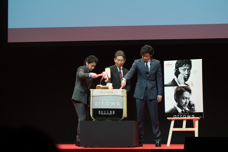 「ザ・割れないスマホ」発売記念だが鏡割りは成功