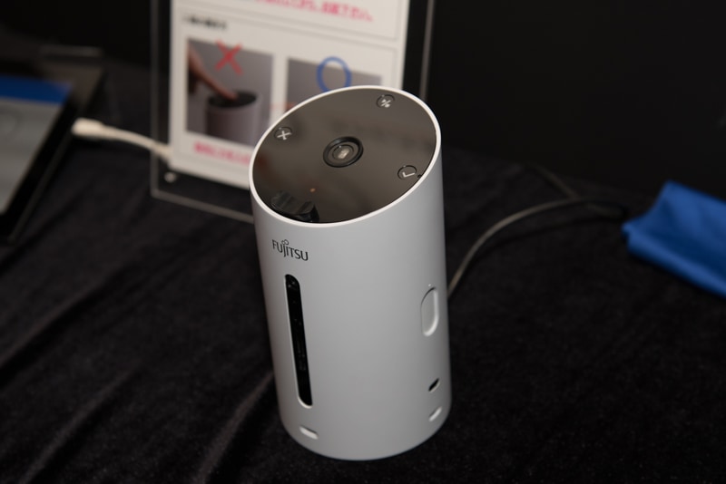 参考展示の「健康エージェント」。指先の血管を赤外線で測定するバイタルセンシング機能が搭載され、対話しながら食事の内容を登録するなどの健康管理を行える。Google アシスタントやAlexaといったサービスの搭載も検討しているという