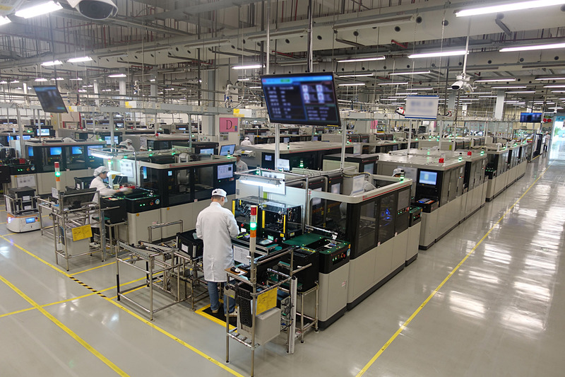 ファーウェイのスマートフォン製造工場「松山湖生産ライン」内部（ファーウェイ提供）