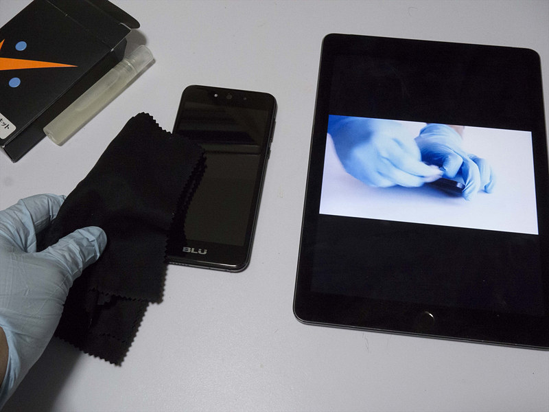 iPadでYouTubeの解説動画を見ながら手順通りに作業。ゴム手袋をしながらでもタッチパネルは操作可能