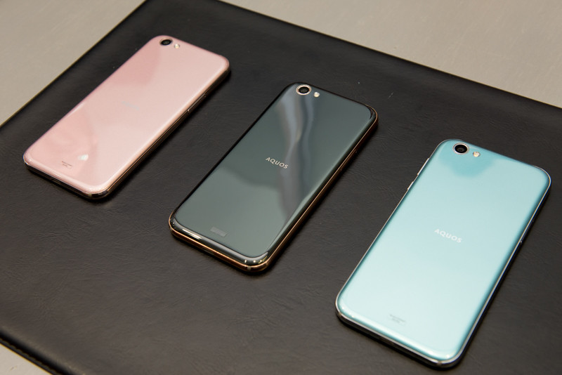 好評だったことで開発陣も勇気づけられたという、7月発売の「AQUOS R」。ソフトバンク版には写真の新色もラインナップ