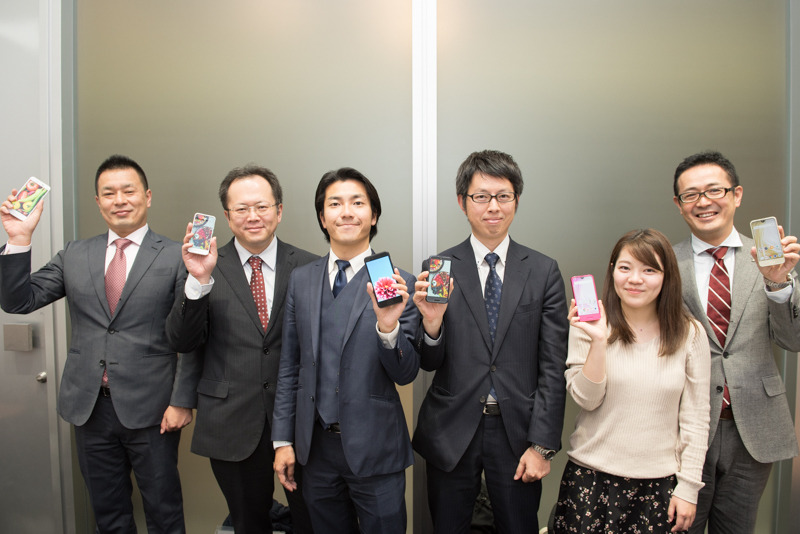 左からシャープ IoT通信事業本部 パーソナル通信事業部 システム開発部 課長の前田健次氏、同 商品企画部 係長の西本望氏、同 商品企画部 係長の清水寛幸氏、同 商品企画部 参事の楠田晃嗣氏、同 商品企画部の中野伶香氏、同 商品企画部長の小林繁氏