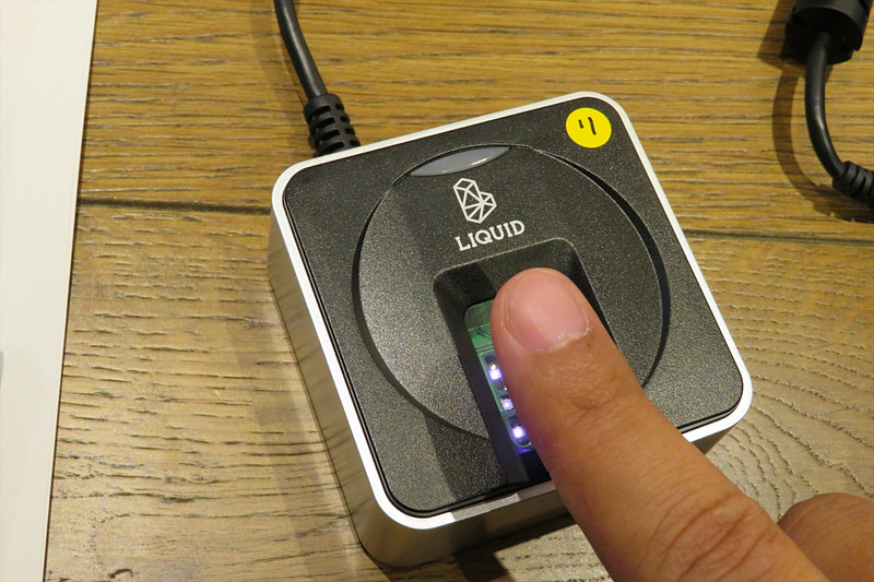 リーダーには各指3回ずつタッチ