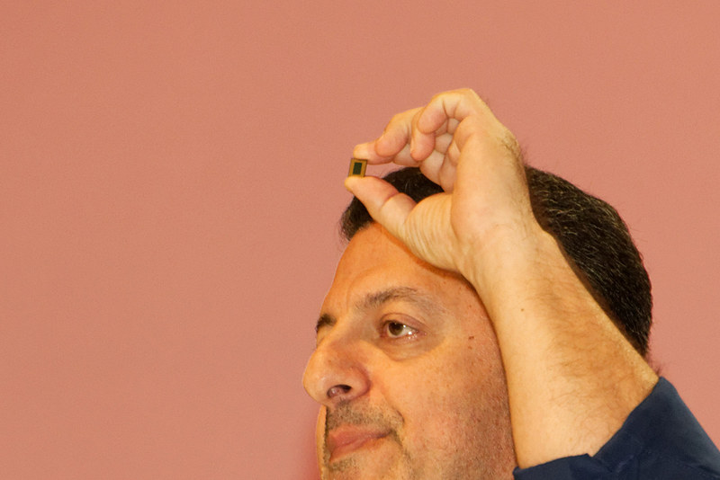 Qualcomm Technologies モバイル部門のSVP and General Manager アレックス・カトウジアン氏がSnapdragon 845を発表