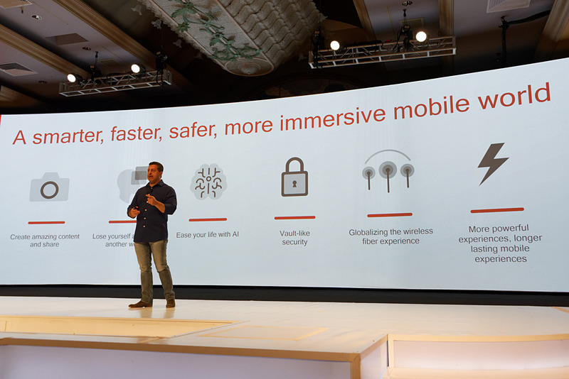 Qualcomm Technologies モバイル部門のSVP and General Manager アレックス・カトウジアン氏がSnapdragon 845を発表
