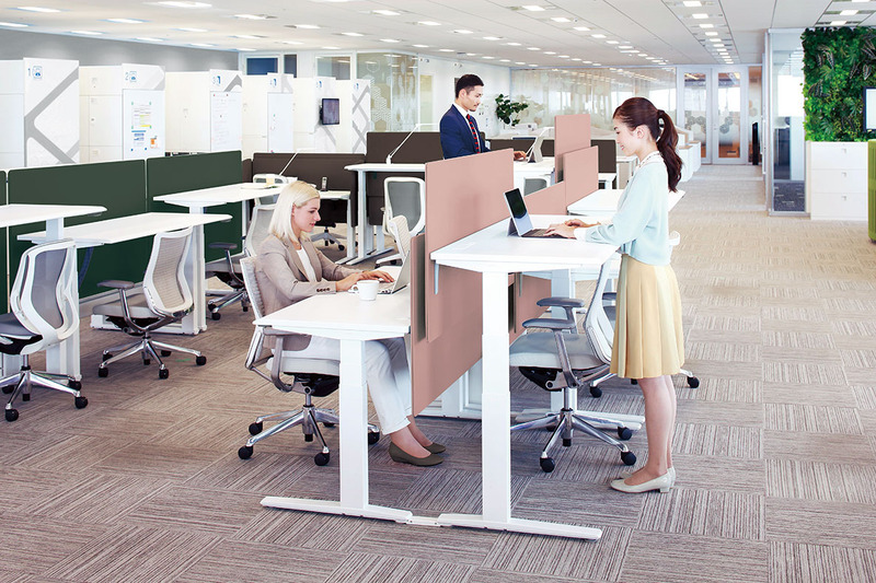 オカムラの「SWIFT（スイフト）」シリーズ。電動の昇降テーブルで、座った状態でも立った状態でもデスクワークが可能です。ワークデスクの場合、650〜1250mmまで無段階で高さを変えられます。※画像はメーカーウェブサイトより抜粋。