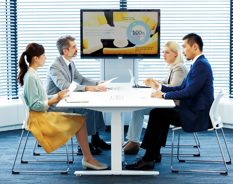 オカムラの「SWIFT（スイフト）」シリーズ。電動の昇降テーブルで、座った状態でも立った状態でもデスクワークが可能です。ワークデスクの場合、650〜1250mmまで無段階で高さを変えられます。※画像はメーカーウェブサイトより抜粋。