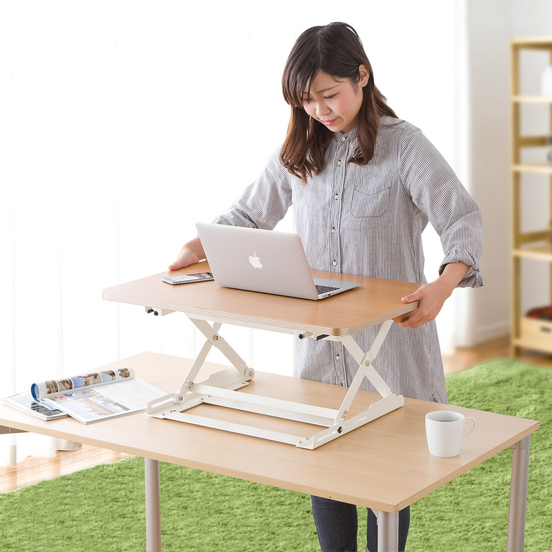 サンワダイレクトの「スタンディングデスク 100-MR110」。手動で高さを変えられる昇降デスクで、既に使っている机の上に置くことで「立ってするデスクワーク」も実現できるという製品です。直販価格は税込1万9800円。同様の製品で「リフトアップデスク MR-ERGST1」（<a href="https://direct.sanwa.co.jp/ItemPage/MR-ERGST1" class="n" target="_blank">公式ページ</a>）がありますが、そちらの直販価格は税込で3万4800円でした。※画像はメーカーウェブサイトより抜粋。