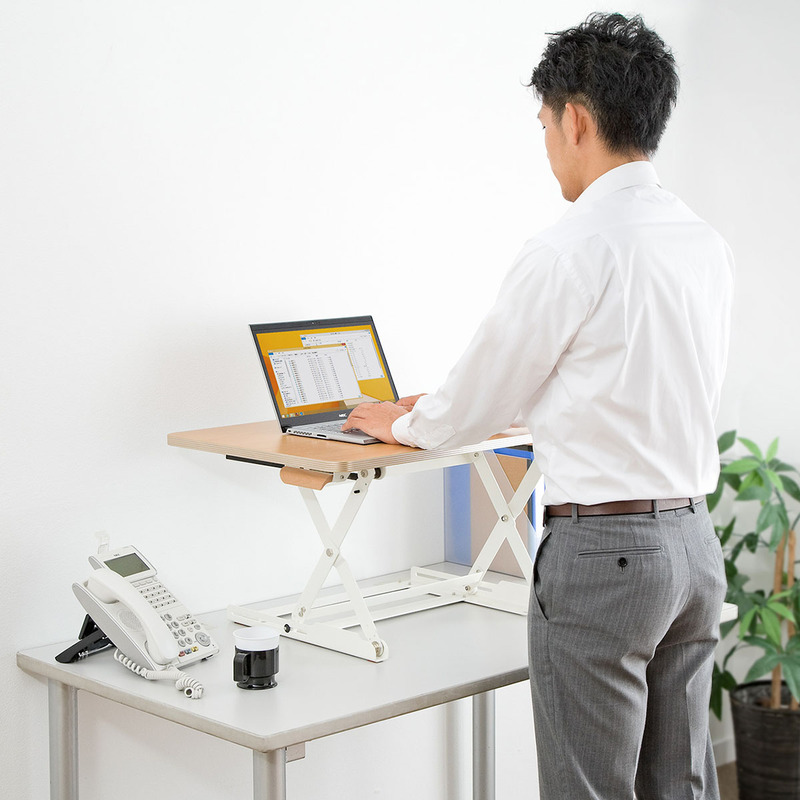 サンワダイレクトの「スタンディングデスク 100-MR110」。手動で高さを変えられる昇降デスクで、既に使っている机の上に置くことで「立ってするデスクワーク」も実現できるという製品です。直販価格は税込1万9800円。同様の製品で「リフトアップデスク MR-ERGST1」（<a href="https://direct.sanwa.co.jp/ItemPage/MR-ERGST1" class="n" target="_blank">公式ページ</a>）がありますが、そちらの直販価格は税込で3万4800円でした。※画像はメーカーウェブサイトより抜粋。