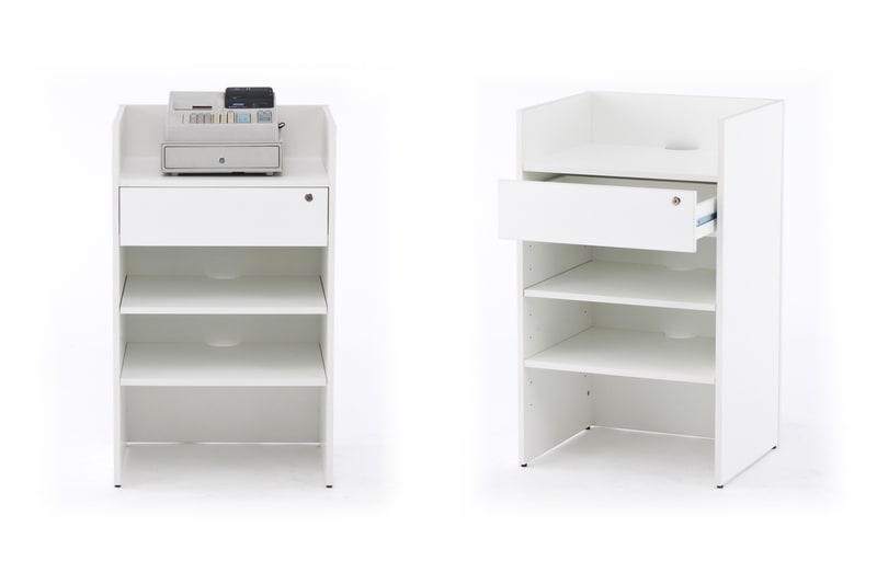 アール・エフ・ヤマカワの「Jシリーズ レジカウンター RFRGC-WWP」。ショップでレジを置くために使う台です（もちろんレジは付属しません）。机面の高さが850mmで、作業スペースは幅560×奥行き482mm。引き出しや棚まで付いています。※画像はメーカーウェブサイトより抜粋。