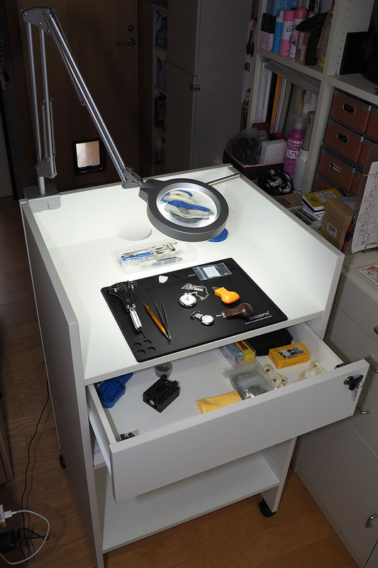 レジカウンターを作業台として使っている様子。周囲の囲いがあるため、机面奥までは手を届かせにくく、机面手前が作業スペースになります。それでも、引き出しを開きつつ作業すると、まあまあちょうど良い使い勝手です。Zライトも装着できました。便利なのでネジ式キャスターを後付けし、手軽に移動できるようにして使用中。