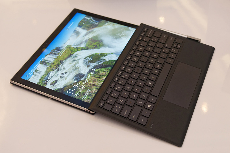 完全に寝かせたり、110〜150度の角度でディスプレイを保持できる