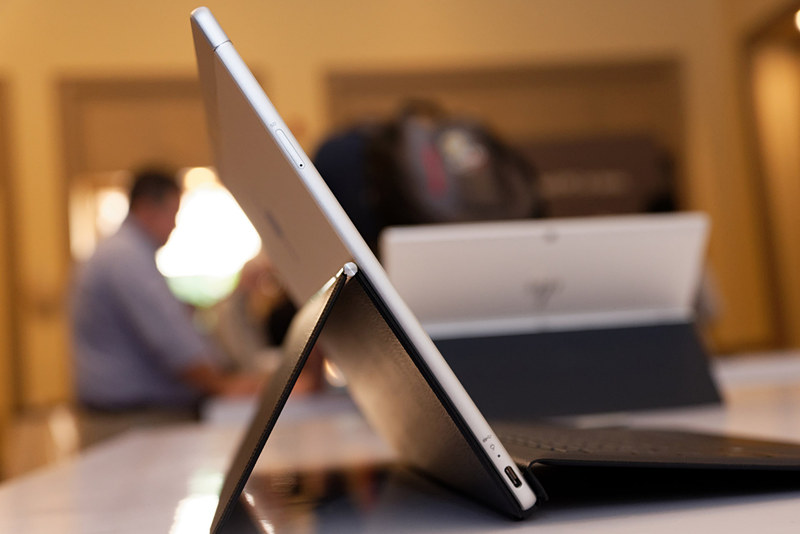 本体右側面にSIMスロット、左側面にSDカードスロットと充電を兼ねるUSB Type-Cポートがある