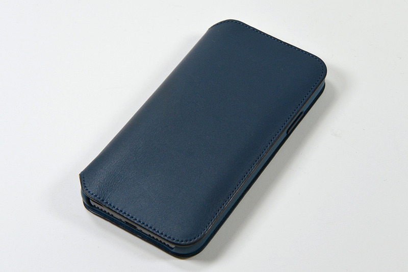 カラーはベージュ系のトープ、ブラック、ローズ系のベリー、そして筆者の購入したコスモスブルーの4色が選べます