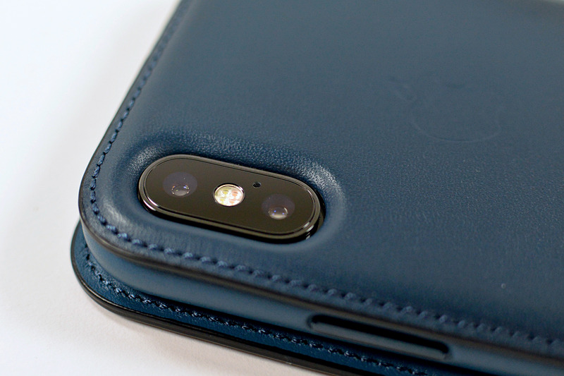 カメラの出っ張りがなくなるだけでなく、逆に少しへこむので、テーブルなどに置いたときにレンズ部分に傷が付きにくくなります