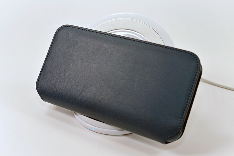 外から帰ってきて、チャージ台に置くだけというがラク。筆者宅では「Galaxy S8」用のチャージ台を、iPhone Xでも使用しています