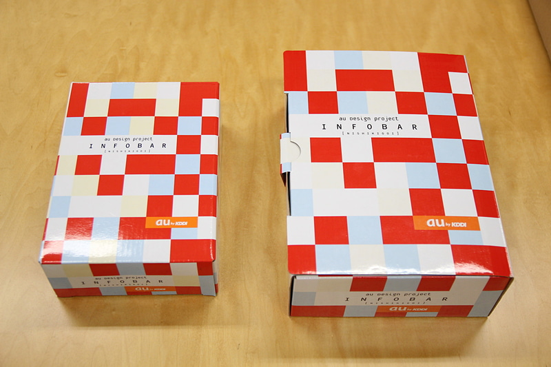 一般販売のパッケージ（左）は小型に